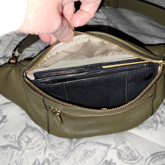 Michael Kors Olive Leather Bag with Gold Details - Picture 2 of 11